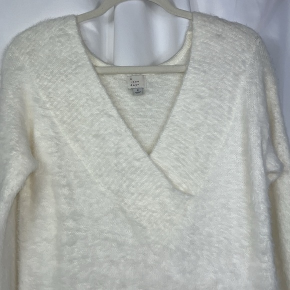 A New Day fuzzy v neck long sleeve sweater Sz S White - Picture 4 of 7